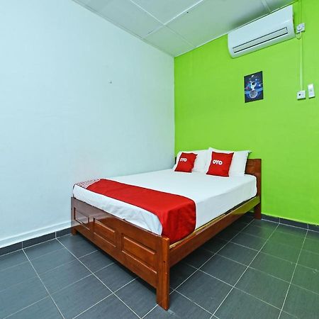 Oyo 90315 Chalet Pantai Rantau Panjang Куала Ромпин Екстериор снимка