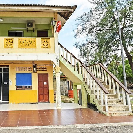 Oyo 90315 Chalet Pantai Rantau Panjang Куала Ромпин Екстериор снимка