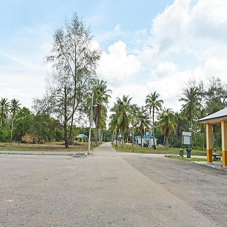 Oyo 90315 Chalet Pantai Rantau Panjang Куала Ромпин Екстериор снимка