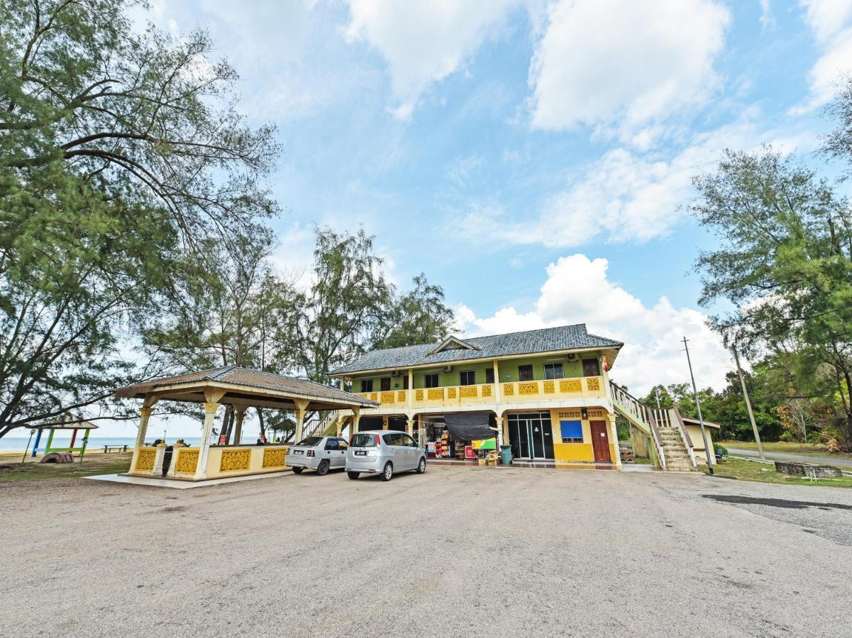 Oyo 90315 Chalet Pantai Rantau Panjang Куала Ромпин Екстериор снимка