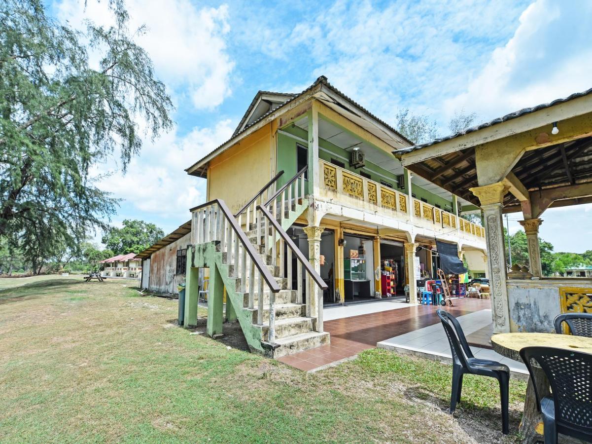 Oyo 90315 Chalet Pantai Rantau Panjang Куала Ромпин Екстериор снимка