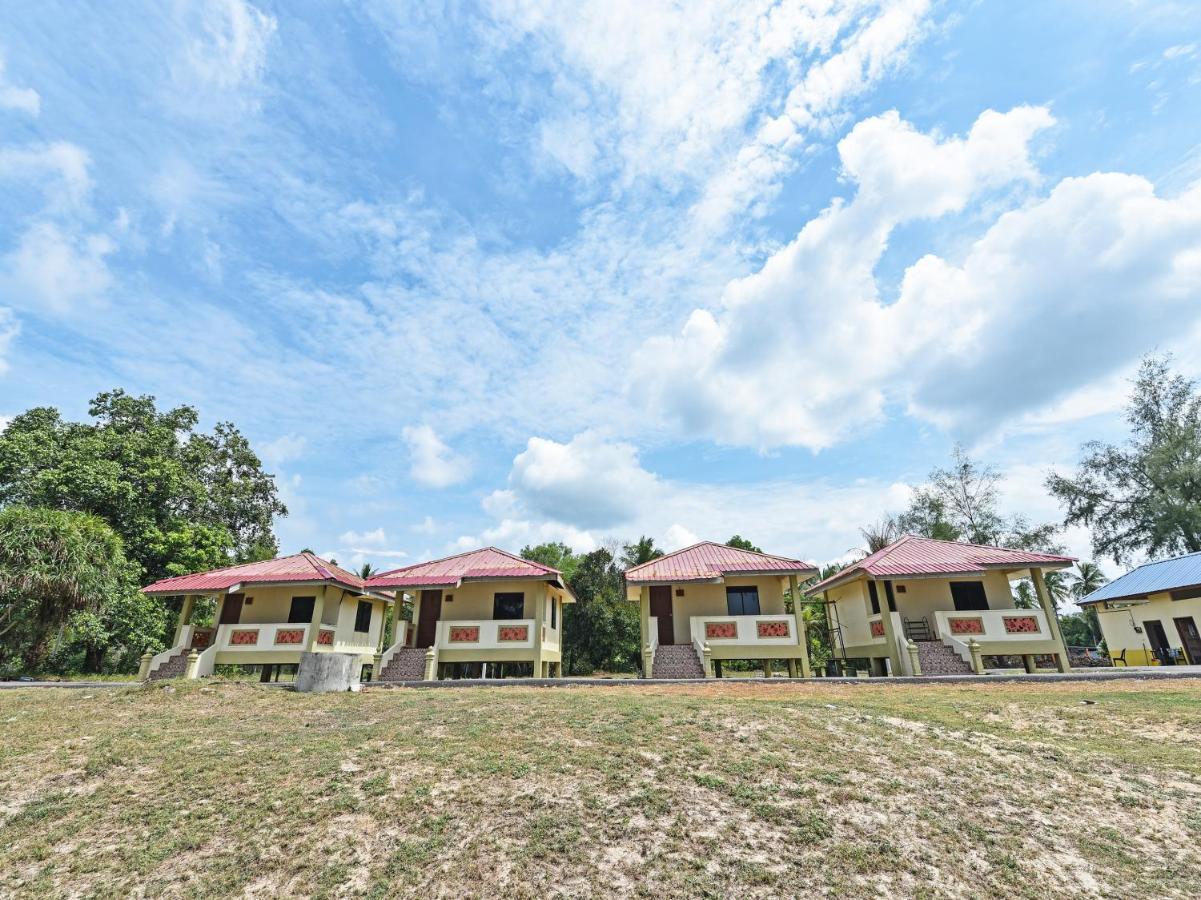 Oyo 90315 Chalet Pantai Rantau Panjang Куала Ромпин Екстериор снимка
