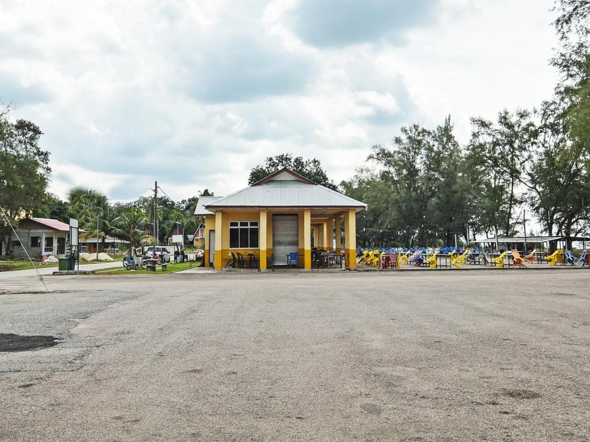 Oyo 90315 Chalet Pantai Rantau Panjang Куала Ромпин Екстериор снимка