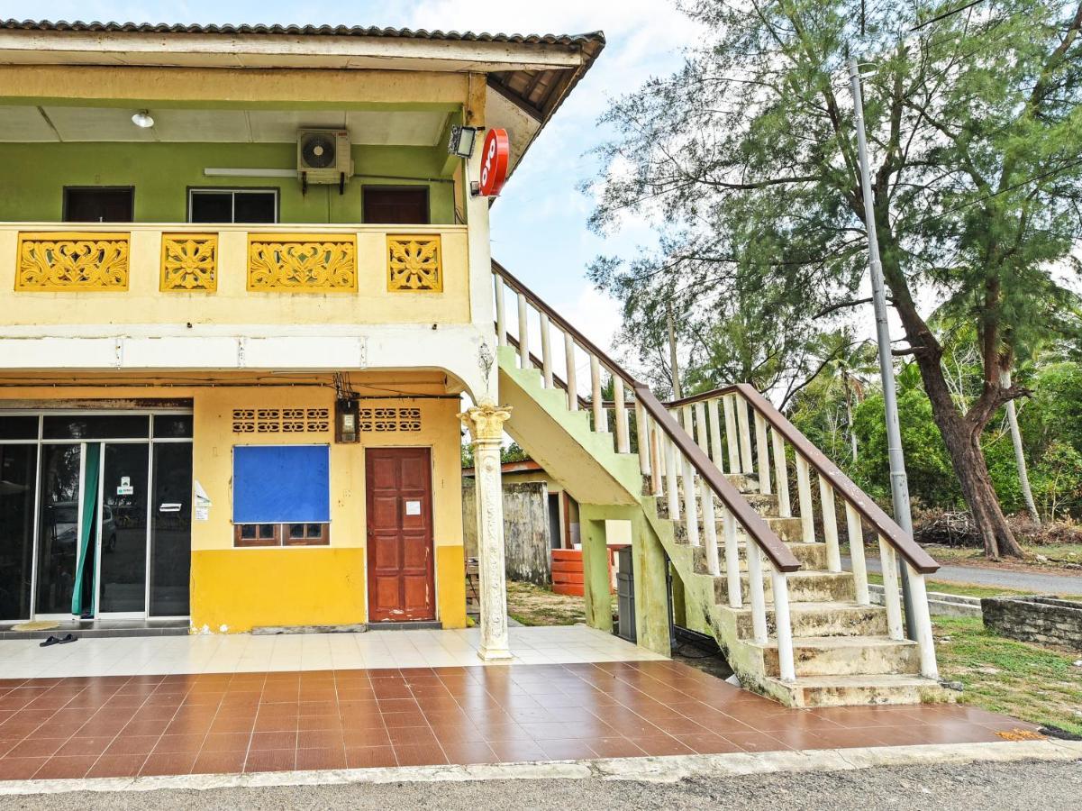 Oyo 90315 Chalet Pantai Rantau Panjang Куала Ромпин Екстериор снимка
