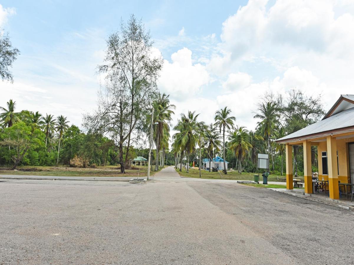 Oyo 90315 Chalet Pantai Rantau Panjang Куала Ромпин Екстериор снимка