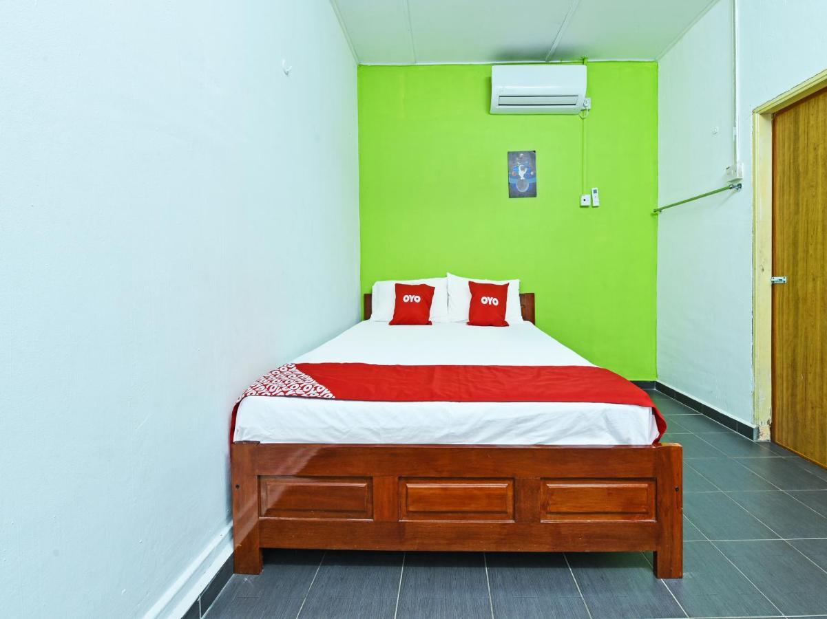 Oyo 90315 Chalet Pantai Rantau Panjang Куала Ромпин Екстериор снимка