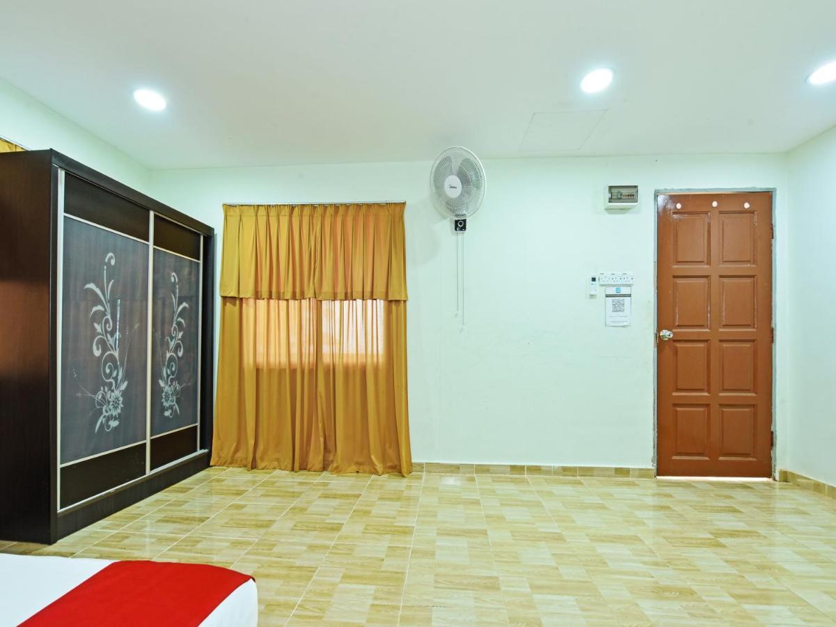 Oyo 90315 Chalet Pantai Rantau Panjang Куала Ромпин Екстериор снимка